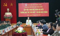 越共中央民运部部长张世梅会见边防部队优秀青年代表团