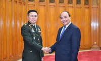 阮春福会见泰国皇家军队总司令素拉蓬·素瓦纳阿德