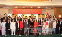 越南国家副主席邓氏玉盛与日本越南留学生会面交谈