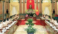 越南国家主席陈大光会见2016年公安部门优秀妇女代表