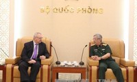 越南国防部副部长阮志咏会见美国东盟商务理事会高级副主席米夏拉克