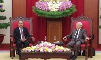 越共中央总书记阮富仲会见老挝人民革命党代表团