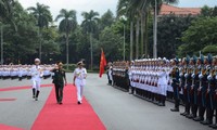 阮春福会见印度参谋长委员会主席兼海军司令苏尼尔•兰巴