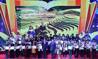 2017年少数民族优秀大中学生表彰会举行