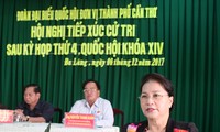 越南国会主席阮氏金银与芹苴市选民接触