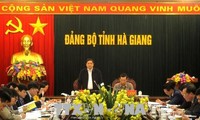 越共中央组织部部长范明正视察河江省