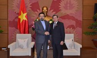 越南国会对外委员会主任阮文饶会见伊朗驻越大使艾迪比
