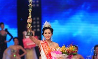 Đặng Thu Thảo đăng quang Hoa hậu Việt Nam 2012 