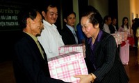 Vize-Staatspräsidentin verteilt Geschenke an arme Schüler