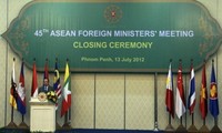 Vertreter Vietnams beim Ostasien-Treffen und ASEAN-Regionalforum