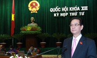 Premierminister Nguyen Tan Dung beantwortet Fragen der Abgeordneten