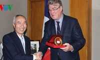 Delegation der Vaterländischen Front Vietnams besucht Frankreich
