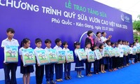 Vizeparlamentspräsidentin Nguyen Thi Kim Ngan besucht Familien mit großen Verdiensten auf der Insel 