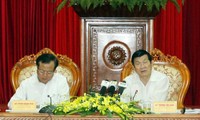Staatspräsident Truong Tan Sang berät mit Vertretern der Parteileitung in Hanoi