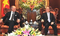 Parlamentspräsident Nguyen Sinh Hung empfängt französischen Außenminister