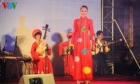 Ao Dai-Vorführung verbindet die Kulturen