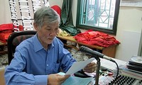Der engagierte Leiter der Lautprecheranlage des Wohnviertels Tu Lien