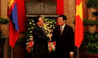 Staatspräsident Truong Tan Sang führt Gespräch mit dem Präsidenten der Mongolei, Elbegdorj