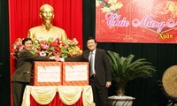 Staatspräsident Truong Tan Sang beglückwünscht den Geheimdienst zum Tetfest