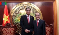 Parlamentspräsident Nguyen Sinh Hung empfängt Südkoreas Politiker Lee Woo Hyun