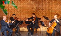 Vietnamesische Volksmusik in deutsches Sinfonieorchester bringen