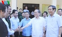 Parlamentspräsident Nguyen Sinh Hung trifft Wähler in Huong Khe