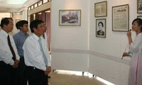 Ausstellung von Banknoten und Briefmarken mit Bildern von Präsident Ho Chi Minh