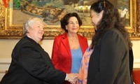 Vizeparlamentspräsidentin Tong Thi Phong besucht den französischen Senat