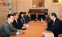 Vertreter des Sekretariats der KPV Le Hong Anh besuchen Frankreich