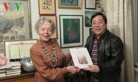 Vietnams Botschafter in Russland Nguyen Thanh Son besucht Lehrerin Sofia Kortrikova