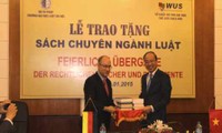 Zentrum für Deutsches Recht der Rechtshochschule Hanoi erhält deutsche Fachbücher