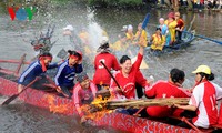 Frauen beim Reiskochen und beim Entenfang-Wettbewerb im Fluss