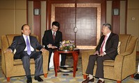 Vizepremierminister Nguyen Xuan Phuc besucht Singapur