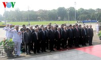 Partei- und Staatschef besuchen Ho Chi Minh-Mausoleum zu seinem Geburtstag