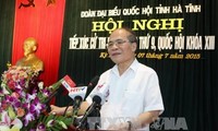 Parlamentspräsident Nguyen Sinh Hung trifft Wähler in Ha Tinh
