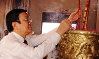 Staatspräsident Truong Tan Sang zündet Räucherstäbchen für Nguyen Huu Tho in Long An an