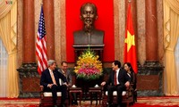Staatspräsident Truong Tan Sang empfängt US-Außenminister John Kerry