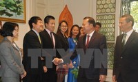 Vizepremierminister Vu Van Ninh besucht vietnamesische Botschaft in Belgien