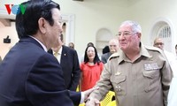 Staatspräsident trifft Vietnamesen in Kuba und frühere kubanische Experten für Vietnam