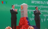 Premierminister Nguyen Tan Dung und Kambodschas Premierminister Hun Sen weihen Grenzsteine ein