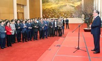 Parlamentspräsident Nguyen Sinh Hung beglückwünscht Parlamentarier zum Tetfest