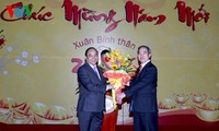 Vizepremierminister Nguyen Xuan Phuc beglückwünscht Bankwesen zum Tetfest