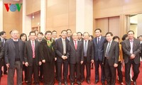 Parlamentspräsident Nguyen Sinh Hung beglückwünscht Beamte des Parlamentsbüros zum Tetfest