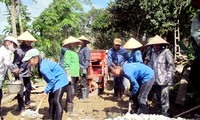 Freiwillige Jugendliche in blauen Hemden in Quang Ninh