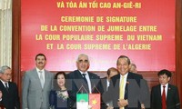 Präsident des Obersten Volksgerichtshofs Truong Hoa Binh empfängt Gerichtsdelegation aus Algerien