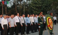 Premierminister Nguyen Xuan Phuc zündet Räucherstäbchen für gefallene Soldaten in Quang Tri an
