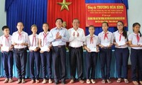 Vizepremierminister Truong Hoa Binh überreicht Geschenke an Lernförderungsfonds in Long An