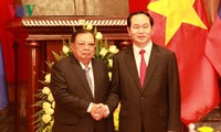 Staatspräsident Tran Dai Quang trifft Laos Generalsekretär und Staatspräsident Bounnhang Volachith
