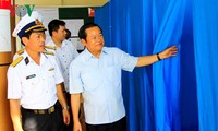Vizeparlamentspräsident Do Ba Ty überprüft die Wahlvorbereitung in Truong Sa