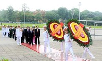 126. Geburtstag von Ho Chi Minh: Partei- und Staatschefs besuchen Ho Chi Minh-Mausoleum 